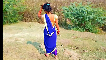 Un Couple Asiatique Profite De Sexe En Plein Air Dans Un Village Indien