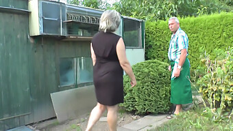 Sexe En Plein Air: Une Voisine Milf Et Moi Baisons Dans Le Jardin