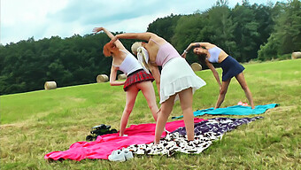 Yoga En Buiten Gymnastiek Zonder Slipje En Kleine Tieten