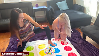 Un Juego Caliente De Twister Se Convierte En Una Sesión De Striptease Lésbica