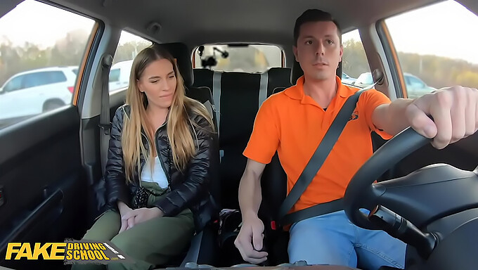 Eveline Dellai, Fakedrivingschool Videosunda Arızalandıktan Sonra Arka Koltukta Sikişiyor