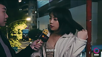 Het Straatinterview Van Yueyue Resulteert In Een Wilde Pijpbeurt