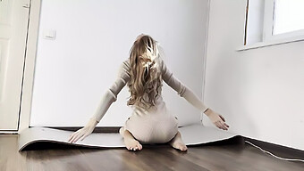 Une Adolescente Mince En Culotte Fait Un Yoga Incroyable, Montrant Son Incroyable Cul