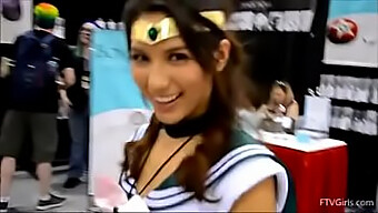 Mostrando Y Jugando Con Las Tetas En Comic Con