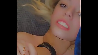 Kouření A Malá Prsa Šukání S Blond Teen