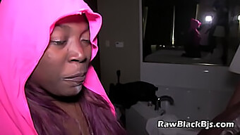 Amatør Blowjob Med Deepthroating Fra En Ebony Kvinde