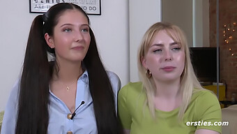 Dvě 19leté A 20leté Blondýnky Zkoumají Lesbický Sex