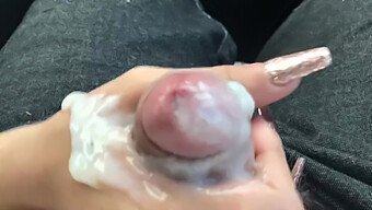 Pov-Video Af En Teenager, Der Sluger Sperm Efter Oral Og Handjob