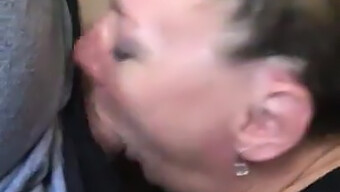 Oma Gibt Einem Kleinen Schwanz Einen Blowjob