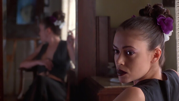 Lily'S Poisonous Kiss: Alyssa Milano In Hd