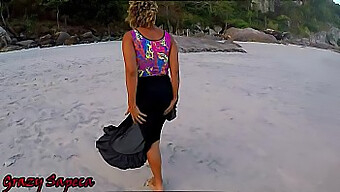 Brincadeira Com Dildo Na Praia Com Uma Morena Sexy