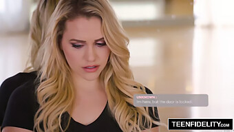 Teenfidelity - Mia Malkova'S Ass Gets The Banker'S Attention