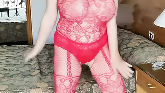 Milf Mariaold, Seksi Bodystockings Içinde Büyük Doğal Göğüslerini Sergiliyor