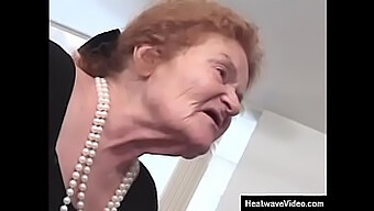 Las Habilidades Orales De La Abuela En Exhibición En Un Video Caliente