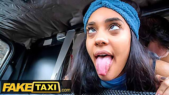 Capri Lmonde, Một Tài Xế Taxi Trong Taxi Giả, Thổi Kèn Và Sau Đó Đưa Một Con Cặc To Và Dày Vào Âm Đạo Của Mình