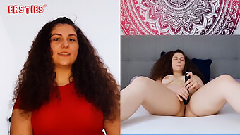 Une Fille Brune Se Fait Plaisir Avec Un Vibromasseur Et Montre Ses Gros Seins Naturels