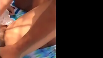 Una Ragazza Amatoriale E Uno Sconosciuto Si Dedicano A Sesso Pubblico Sulla Spiaggia!