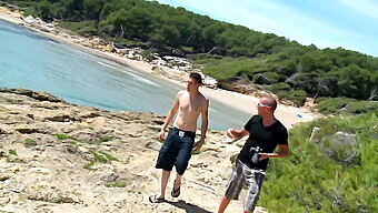 Twee Geile Jongens Genieten Van Buitenseks Op Het Strand.