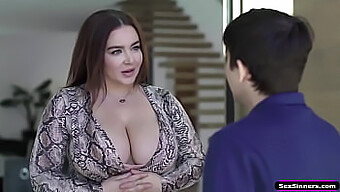 أمي تتناك من رجل يريد الانتقام