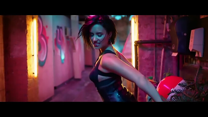 O Clipe Mais Visto De Demi Lovato Com Um Toque Transparente