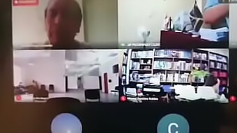 Pengacara Lupa Mematikan Webcam-Nya Selama Hari Kerja Penuhnya