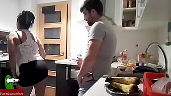 Follamos Y Te Disparo Una Carga En La Cara En Esta Escena Caliente De La Cocina