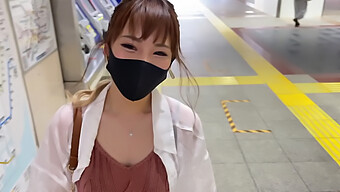 大胸部和小胸部的少女(18+)被硬核操