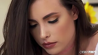 Casey Calvert Raztegne Svojo Tesno Ritko Do Skrajnosti