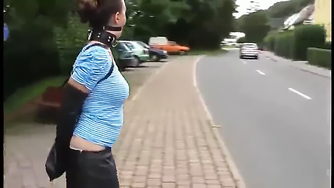 Joc Bdsm Public În Aer Liber Cu Ballgag Și Armbinder