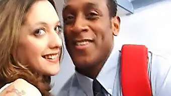 Vintage Britská Teenka Si Nechává Roztáhnout Svůj Těsný Zadek V Interracial Análu