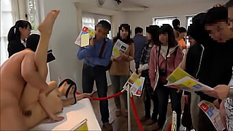 Remaja Jepang Yang Artistik Dientot Di Pameran