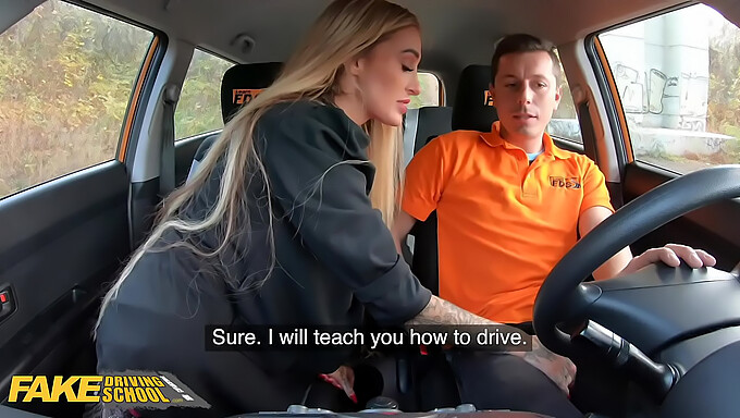 Roligaste Deepthroat-Lektion Med Daisy Lee I Fakedrivingschool-Video