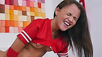 Drobná Teenagerka Holly Hendrix Si Nechává Natáhnout Svá Malá Prsa Velkým Penisem