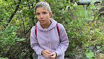 Gina Gersons Outdoor-Pinkeln Führt Zu Intensiver Voyeurbegegnung