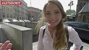 Rosyjska Nastolatka Anya Akulova Cieszy Się Dużym Kutasem W Tym Filmie Porno Z Perspektywy Pierwszej Osoby