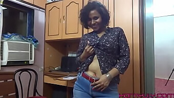 Desi Housekeeper Reaches Orgasm Without Underwear