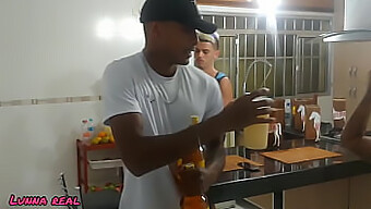 O Marido De Nadia Bizios Desfruta De Um Ménage À Trois Com Seus Amigos