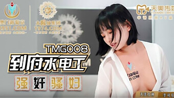 热辣的亚洲少女享受肛交,并在她的脸上射精