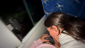 Eine Junge Frau Hat Oralsex Mit Einem Fremden In Einem Öffentlichen Bus Und Bekommt Seinen Höhepunkt In Den Mund.