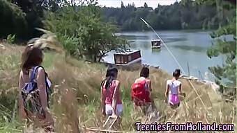 Хд Видео Европске Бебе Која Трља Своје Мале Сисе.