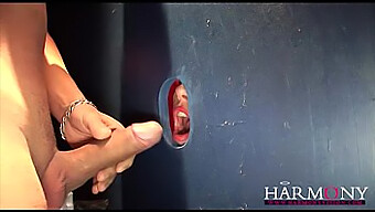 Γυμνό Gloryhole Με Σεξουαλικά Παιχνίδια Και Γαμημένο Δάχτυλο