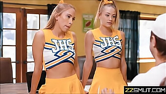 College Cheerleader Og Trener Deltar I Seksuelle Aktiviteter