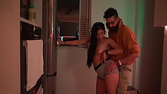 مراهقة (18+) تتناك في كسها وفي فمها زب كبير