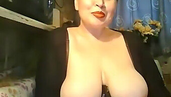 Mamá Madura Con Grandes Tetas Naturales Rebota En La Webcam