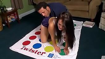 Yaz És Párja Twister Játékot Játszanak Ebben A Forró Videóban