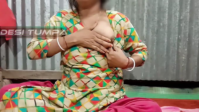 भारतीय Milf के बड़े प्राकृतिक स्तन और तंग बिल्ली प्रदर्शन पर