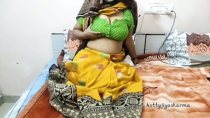 18+ टीन को पीछे से उसकी बड़ी गांड चोदी जाती है