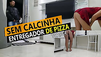 A Entrega De Pizza De Quarentena De Cristina Almeida Leva A Um Pouco De Diversão Sem Calcinha