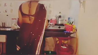 Femme Indienne (Desi) Et Mari Partagent Un Lit Avec Une Femme Desi (Mallu) Dans Une Vidéo De Sexe Gay Chaude