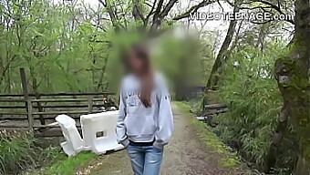 Erstes Mal Vor Der Kamera: Teengirls Zeigen Ihre Amateurkünste